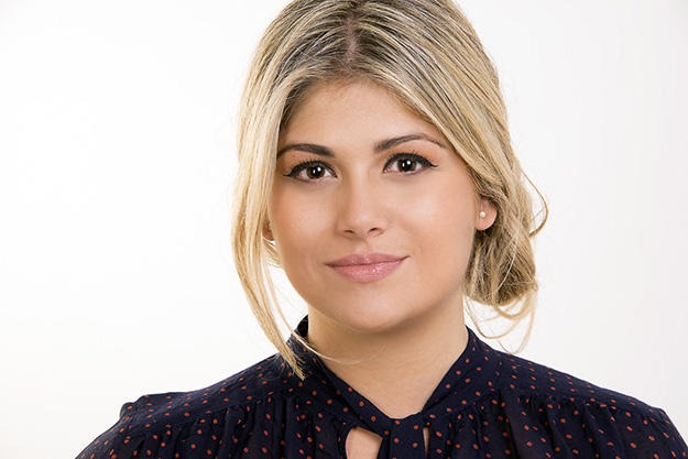 O delineador pode cair bem no trabalho. Somado com um batom nude, a maquiagem fica chic e elegante (Foto: Reprodução)